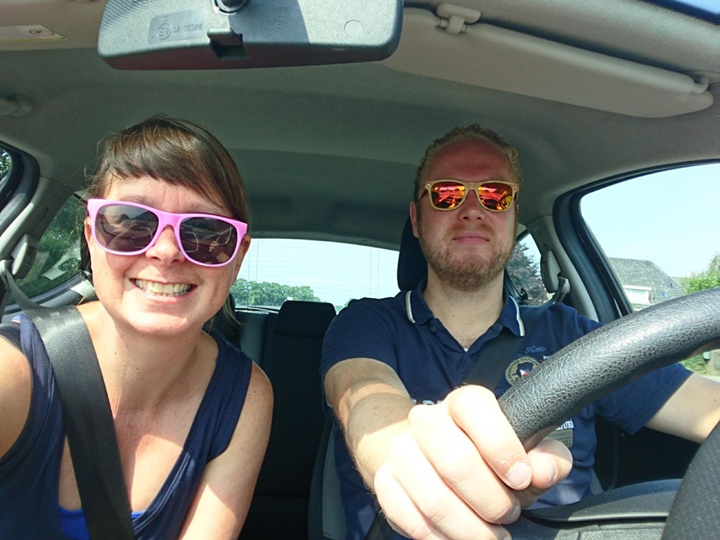 Anne en Luke bij de auto van Middel of Nowhere